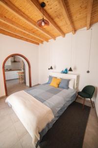 哈里亞的住宿－Casa del Mercado，一间卧室配有一张大床和一张绿色椅子