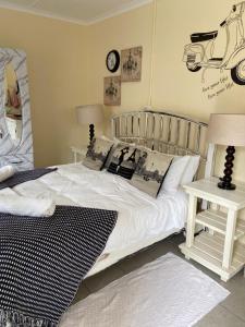 1 dormitorio con 1 cama con sábanas y almohadas blancas en Frogsville in the Mist, en Hilton