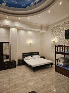 Letto o letti in una camera di Dostoevsky Hotel Աղ ու Հաց FOOD COURT