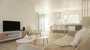 a living room with a couch and a tv at Au calme - Maison avec grand jardin - Proche zoo de Beauval in Vicq-sur-Nahon +19 photos