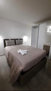 Una cama grande con dos toallas blancas. en Casa MaLù 18, en Monte SantʼAngelo
