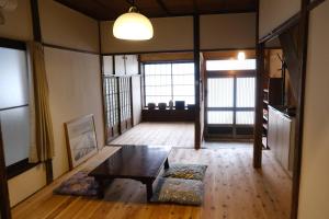 ein Wohnzimmer mit einem Couchtisch und einem Sofa in der Unterkunft いぬと海辺 in Odawara