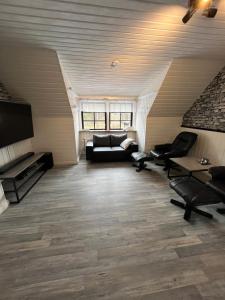 - un salon avec un canapé et une table dans l'établissement Hela huset västerhejde, à Visby
