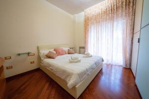 Spazio Napoletano by Dimorra في نابولي: غرفة نوم بسرير ونافذة كبيرة