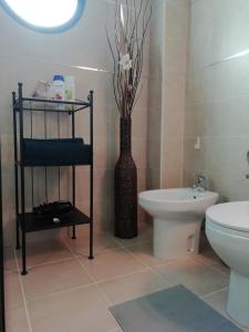 プラヤ・ブランカにあるVilla Pura Vidaのバスルーム(トイレ、花瓶付)