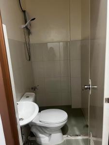 een badkamer met een toilet en een wastafel bij Calo Apartel in Panabo