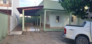 Casa praia de Guriri temporada في غوريري: شاحنة بيضاء متوقفة أمام منزل