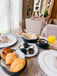 een tafel met borden met gebak en andere voedingsmiddelen erop bij Unico Hotel & Spa Casablanca in Casablanca