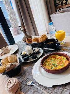 une table avec de la nourriture et un bol d'omelettes dans l'établissement Unico Hotel & Spa Casablanca, à Casablanca