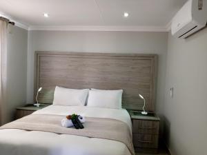 Un pat sau paturi într-o cameră la The Cape Lodge
