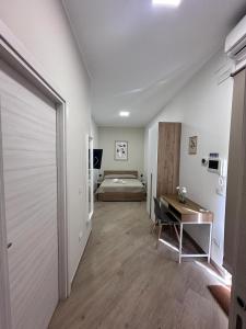 ein Schlafzimmer mit einem Bett und einem Schreibtisch in einem Zimmer in der Unterkunft Armonia Casa Vacanze Experience in Taranto