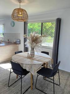 Un comedor con mesa y sillas en Kirwan RetreatTownsville, en Ross River