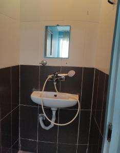 y baño con lavabo y espejo. en Golden Halich Hostel en Estambul