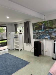 una sala de estar con nevera y una pintura en la pared en Kirwan RetreatTownsville, en Ross River 24 fotos más