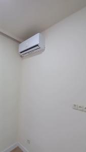 una cámara de seguridad en el techo de una habitación en Almare Batumi en Batumi