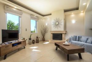 TV a/nebo společenská místnost v ubytování Summer Dream Villa