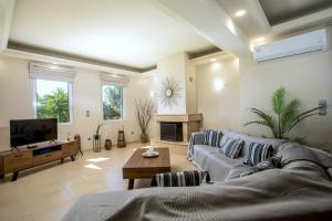 TV a/nebo společenská místnost v ubytování Summer Dream Villa