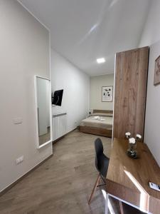 a bedroom with a bed and a desk and a chair at Armonia Casa Vacanze Experience in Taranto