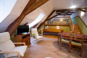 1 dormitorio y sala de estar con mesa de comedor. en Au murier, en Goxwiller