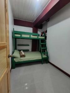 een kamer met een stapelbed in een kamer bij 2Ms in Baguio