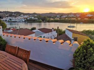biała ściana z widokiem na rzekę w obiekcie Casa rural La Rabá Terraza con increíbles vistas w mieście Sanlúcar de Guadiana