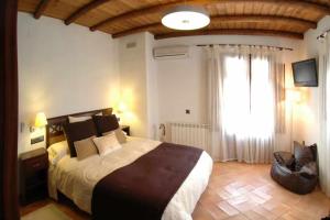um quarto com uma cama grande e uma janela grande em Casa rural La Rabá Terraza con increíbles vistas em Sanlúcar de Guadiana