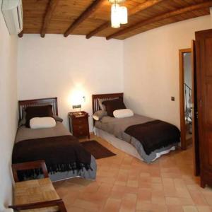 Łóżko lub łóżka w pokoju w obiekcie Casa rural La Rabá Terraza con increíbles vistas