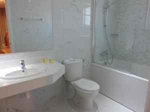 Koupelna v ubytování Corfu Hotel