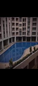 een groot appartementencomplex met een groot zwembad bij شقه فندقيه للايجار بكمبوند كريستال بلازا in Caïro