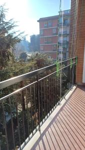 un balcone con recinzione di fronte a un edificio di Savena House a Bologna