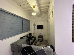 TV a/nebo společenská místnost v ubytování Caishen Apartelle Cozy Modern Bachelor's Pad