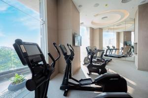 una palestra con file di tapis roulant e macchine ellittiche di LYFE HOTEL a Bhubaneshwar