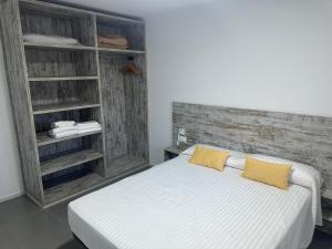 ロザスにあるAgi Solimar Aticoのベッドルーム1室(白いベッド1台、黄色い枕2つ付)