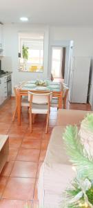 a living room with a table and a kitchen at Apartamento en Roda de Berà in Roda de Bará