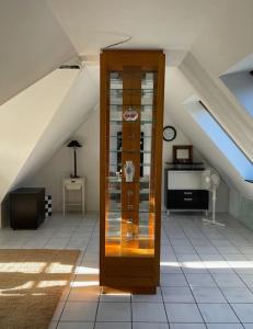 Charmante Wohnung im Hinterhof في نويكيرشن-فلوين: غرفة مع باب زجاجي في العلية