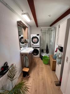 ein Badezimmer mit Waschbecken und Waschmaschine in der Unterkunft Ferienzimmer Schlüter in Neulußheim