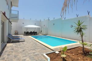 a swimming pool in the middle of a house at ILY House : Villa de plage avec piscine sans vis-à-vis. in Bejaïa