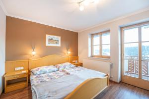 Łóżko lub łóżka w pokoju w obiekcie Haus Holzer