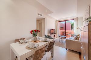 cocina y sala de estar con mesa y sillas en Secret View Elviria Gardens en Marbella