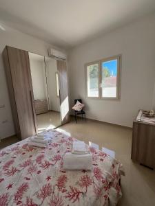 ein Schlafzimmer mit einem großen Bett mit Handtüchern darauf in der Unterkunft Aurora e Alba in Casalabate