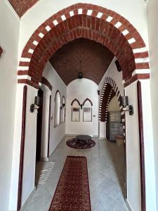 um grande corredor com uma arcada num edifício em Oriental house em Luxor