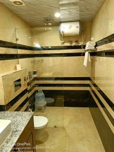 Phòng tắm tại Aamod Suites - The Boutique Hotel, Dalhousie