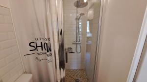 une salle de bain avec une douche avec un rideau de douche dans l'établissement Studio Fred centre-ville, à Aix-les-Bains 13 autres photos
