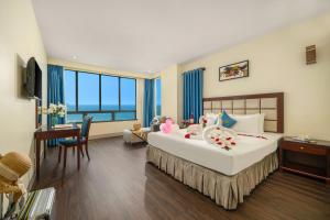 Un pat sau paturi într-o cameră la SeaFront Hotel DaNang