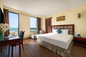 Un pat sau paturi într-o cameră la SeaFront Hotel DaNang
