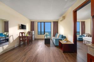 Un televizor și/sau centru de divertisment la SeaFront Hotel DaNang