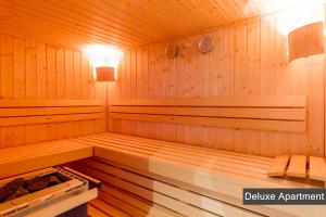 eine hölzerne Sauna mit einem Licht in der Mitte in der Unterkunft Rurtal de luxe in Simmerath