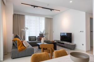 Μια τηλεόραση ή/και κέντρο ψυχαγωγίας στο Beachfront Elegant 2BD Condo with Breathtaking Views -15AB01