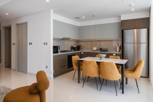 Η κουζίνα ή μικρή κουζίνα στο Beachfront Elegant 2BD Condo with Breathtaking Views -15AB01