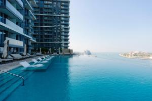 Πισίνα στο ή κοντά στο Beachfront Elegant 2BD Condo with Breathtaking Views -15AB01